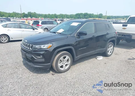 2023 Jeep Compass Latitude 4X4 z USA, uszkodzony, nr VIN 3C4NJDBN3PT531113